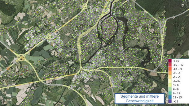 Das Satellitenbild zeigt die Stadt Lübeck und ihre Umgebung. Bewegungen von Straßensegmenten sind farblich markiert. 